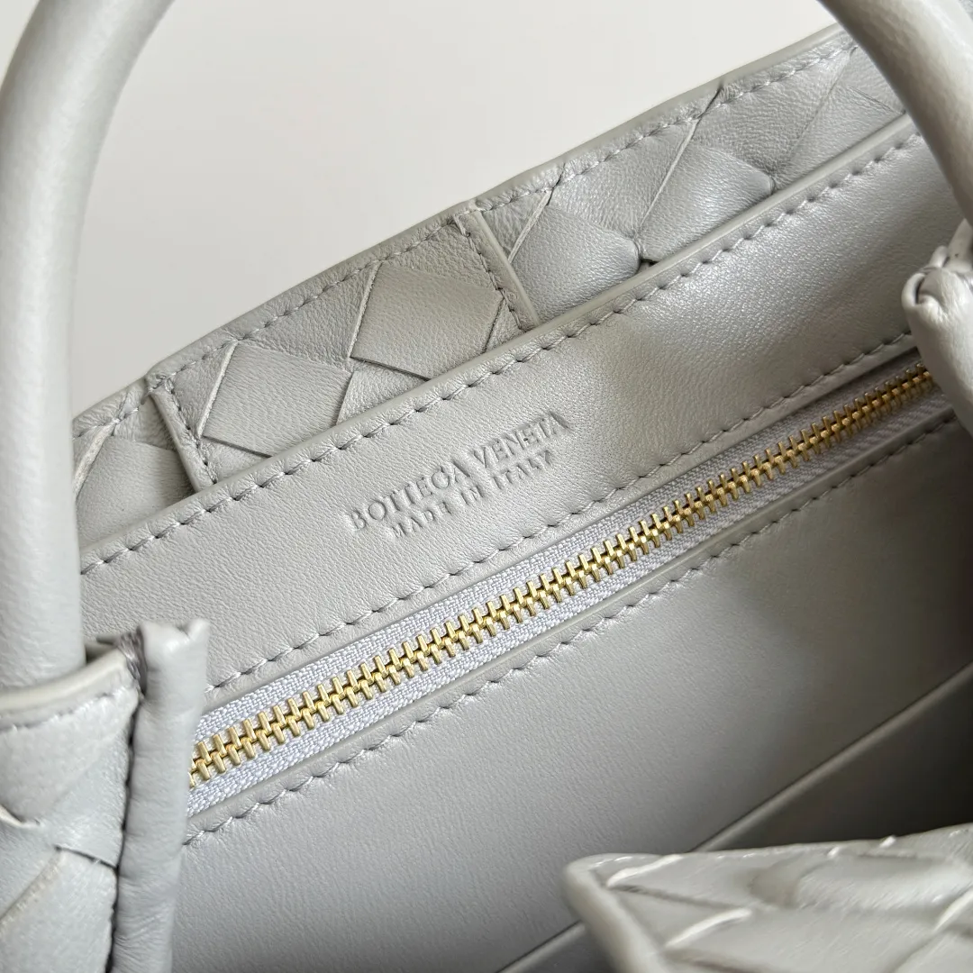 The new Andiamo batch of 3060 BV is shipped‼ ️The classic intercciato weaving process is used to create a soft bag, the metal knot is made of micro-cast aluminum using jewelry technology🪢, and the decorative beads are made of metal and hand-polished oak, allowing you to jump repeatedly between elegance and fun💃, making it unpredictable. Classic and versatile, it shows off your temperament, and the bag has a large capacity, making it very convenient for daily commuting! It has a variety of carrying methods, the shoulder straps can be adjusted by yourself, the original lambskin feels soft and delicate, and the unisex style breaks gender boundaries and brings a more practical and long-lasting use experience. The Andiamo, which has both elegant and casual styles, perfectly interprets the "fashionable old money style". Style number: 743568+wood hardware Color: silver gray Size: 25*22*10.5cm
